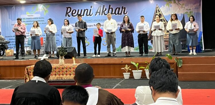 Reuni Akbar dan Natal Angkatan 95 SMA N Rura Silindung: Meriah Diiringi Pemberian Talih Kasih Terdampak Bencana Alam