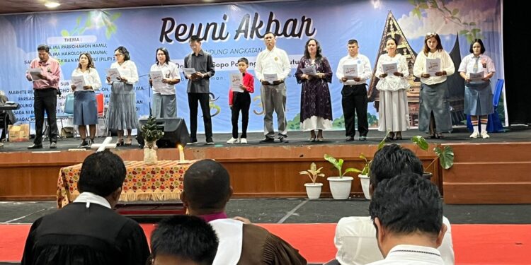Reuni Akbar dan Natal Angkatan 95 SMA N Rura Silindung: Meriah Diiringi Pemberian Talih Kasih Terdampak Bencana Alam