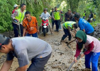 Personel Polsek Karangmoncol Bantu Bersihkan Tanah Longsor di Desa Sirau