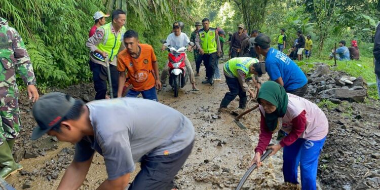 Personel Polsek Karangmoncol Bantu Bersihkan Tanah Longsor di Desa Sirau