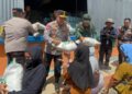 Kapolda Sumut dan Pangdam I/BB Turun Langsung Bagikan Beras untuk Korban Bencana di Tapanuli Tengah