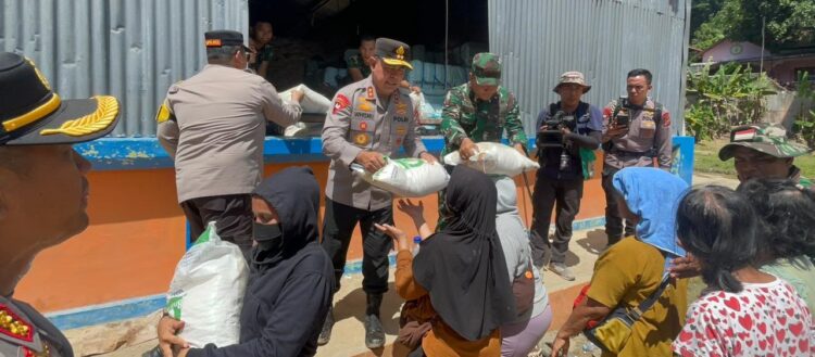 Kapolda Sumut dan Pangdam I/BB Turun Langsung Bagikan Beras untuk Korban Bencana di Tapanuli Tengah