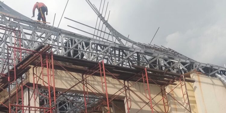 PT. Mahkota Selatan Mekar Wangi Diduga Abaikan Keselamatan Pekerja dalam Proyek Renovasi Gedung Pengadilan Negri kelas II Solok Pasca Bencana