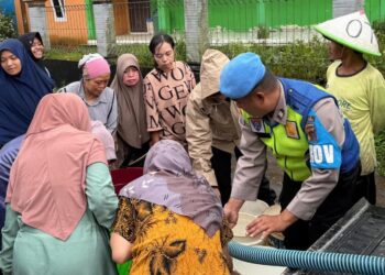 Polres Purbalingga Kerahkan Seluruh Mobil Dinas Polsek untuk Salurkan Air Bersih ke Lokasi Bencana