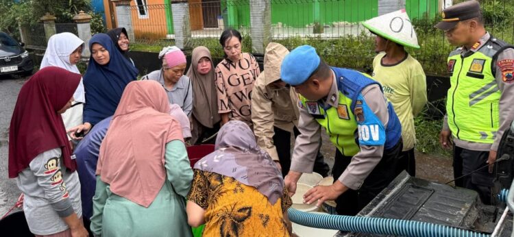 Polres Purbalingga Kerahkan Seluruh Mobil Dinas Polsek untuk Salurkan Air Bersih ke Lokasi Bencana