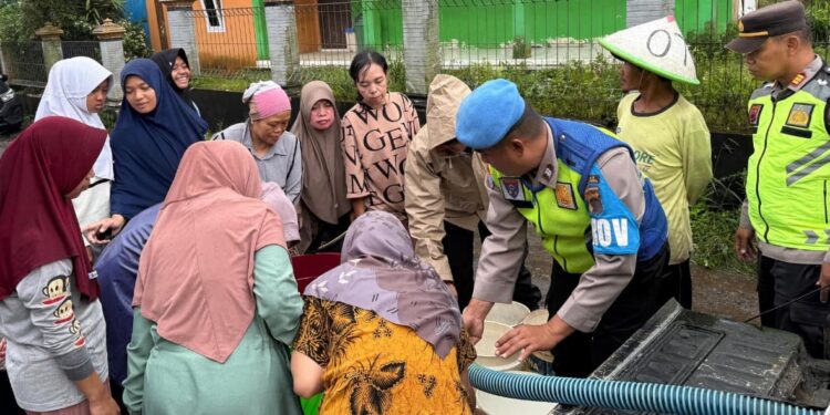 Polres Purbalingga Kerahkan Seluruh Mobil Dinas Polsek untuk Salurkan Air Bersih ke Lokasi Bencana