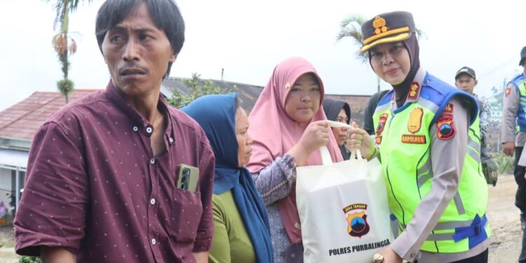 Polres PurbaIingga Salurkan Bantuan Sembako, Tas dan Buku di Pengungsian