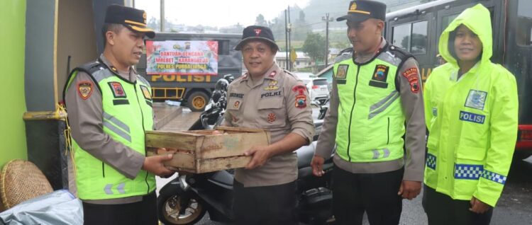 Polres Purbalingga dan Bhayangkari Baksos di Lokasi Bencana Alam