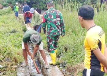 Pemdes Kapetakan Bersama Babinkamtibmas Gerakan Kebersihan Disekitar Kantor ‘Perbekel