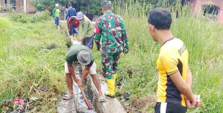 Pemdes Kapetakan Bersama Babinkamtibmas Gerakan Kebersihan Disekitar Kantor ‘Perbekel