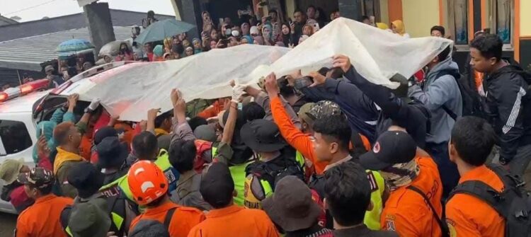 Personel Polres Purbalingga Bantu Evakuasi Pendaki Meninggal di Gunung Slamet