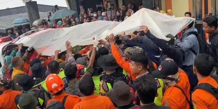 Personel Polres Purbalingga Bantu Evakuasi Pendaki Meninggal di Gunung Slamet