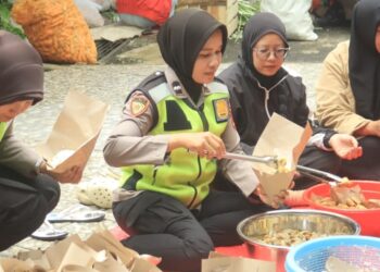 Polwan Polres Purbalingga Dikerahkan Bantu Dapur Umum di Lokasi Bencana