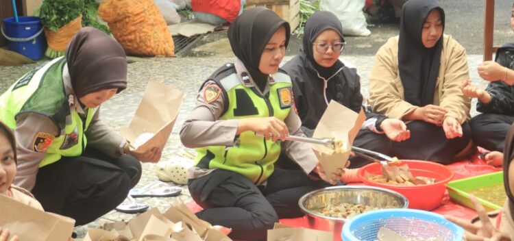 Polwan Polres Purbalingga Dikerahkan Bantu Dapur Umum di Lokasi Bencana