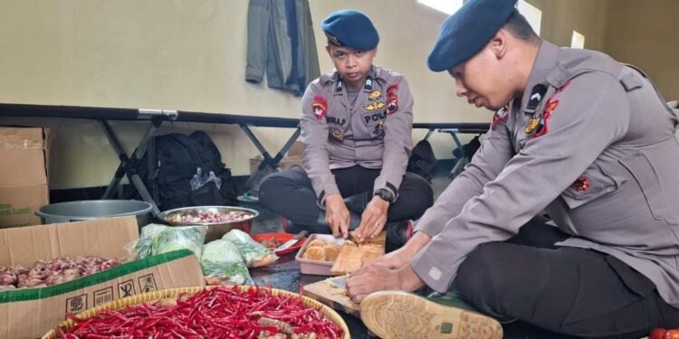 Warga Apresiasi Kehadiran Dapur Lapangan Polri di Lokasi Bencana Purbalingga