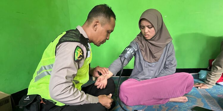 Tim Dokkes Polres Purbalingga Periksa Warga Terdampak Bencana Secara Door to Door