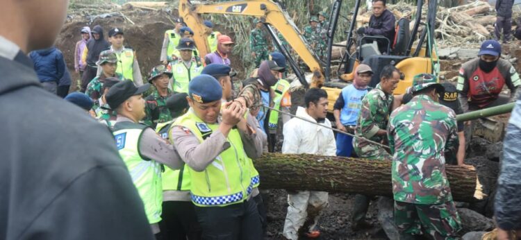 Polres Purbalingga dan Brimob Bangun Jembatan Darurat di Lokasi Banjir Bandang
