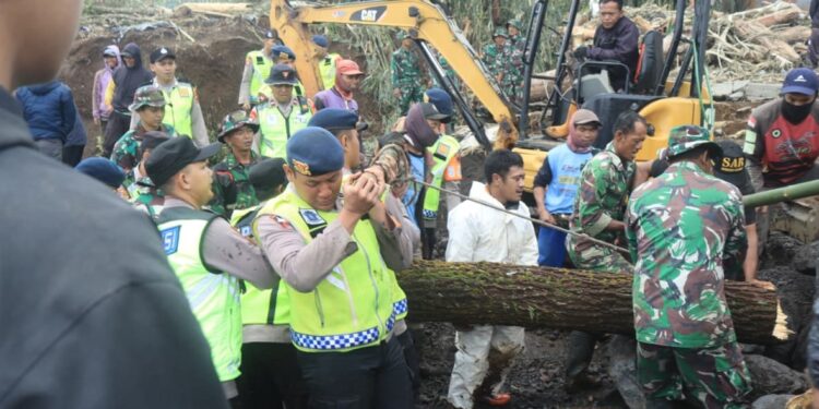 Polres Purbalingga dan Brimob Bangun Jembatan Darurat di Lokasi Banjir Bandang
