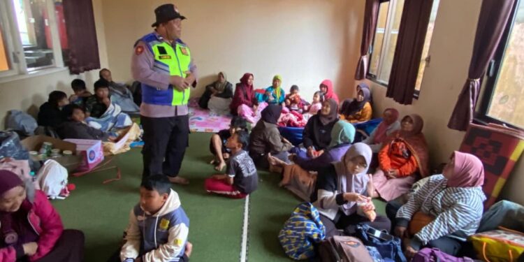 Polres Purbalingga Terjunkan Tim Trauma Healing, Hibur Anak-anak dan Warga di Lokasi Bencana