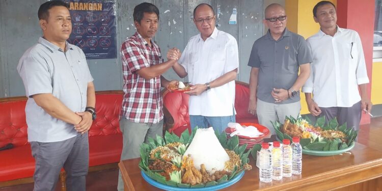 Pemkab Banyumas Hibahkan Bus Operasional untuk Laskar Bawor “Persibas”