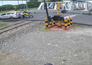 Kesigapan Kabid Humas Polda Jateng, Selamatkan Mobil Mogok dari Perlintasan Kereta Api