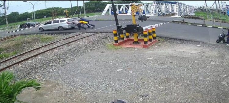 Kesigapan Kabid Humas Polda Jateng, Selamatkan Mobil Mogok dari Perlintasan Kereta Api
