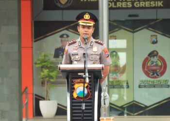 Momen Haru, Kapolres Gresik AKBP Rovan Richard Mahenu Pimpin Apel Terakhir Titipkan Doa untuk Anggota