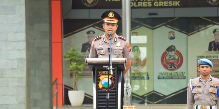 Momen Haru, Kapolres Gresik AKBP Rovan Richard Mahenu Pimpin Apel Terakhir Titipkan Doa untuk Anggota