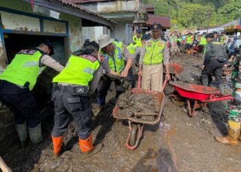 Hari ke-6 Penanganan Banjir Bandang di Purbalingga, Polisi Bersihkan Lumpur di Tiga Titik