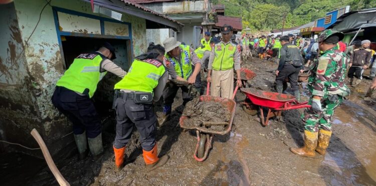 Hari ke-6 Penanganan Banjir Bandang di Purbalingga, Polisi Bersihkan Lumpur di Tiga Titik
