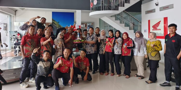 Kepala Cabang FIF Karawang Berikan Kejutan Ulang Tahun Ke-51 Kepala Dealer Honda Markoni Jatisari