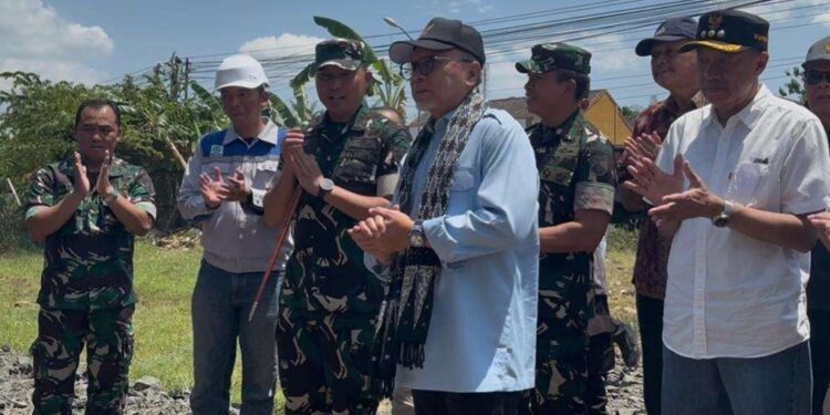 Bupati Sadewo Dampingi Menko Pangan Tinjau Koperasi Desa Merah Putih Kaliori