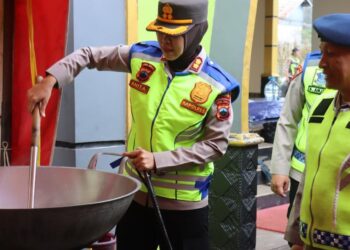 Kapolres Purbalingga Bantu Masak di Dapur Lapangan, Siapkan Makanan untuk Warga Terdampak Bencana