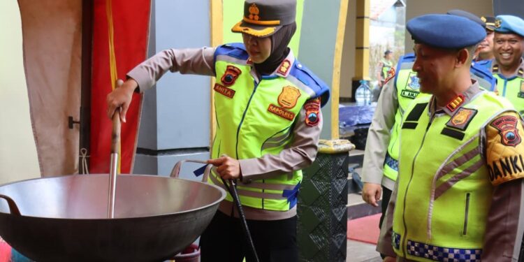 Kapolres Purbalingga Bantu Masak di Dapur Lapangan, Siapkan Makanan untuk Warga Terdampak Bencana