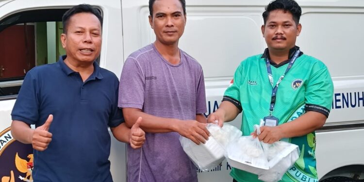 Penuhi Kebutuhan Warga Terdampak Banjir Yayasan Asmura Sanggar Waringin Desa Ciasem hilir Bagikan Nasi Kotak