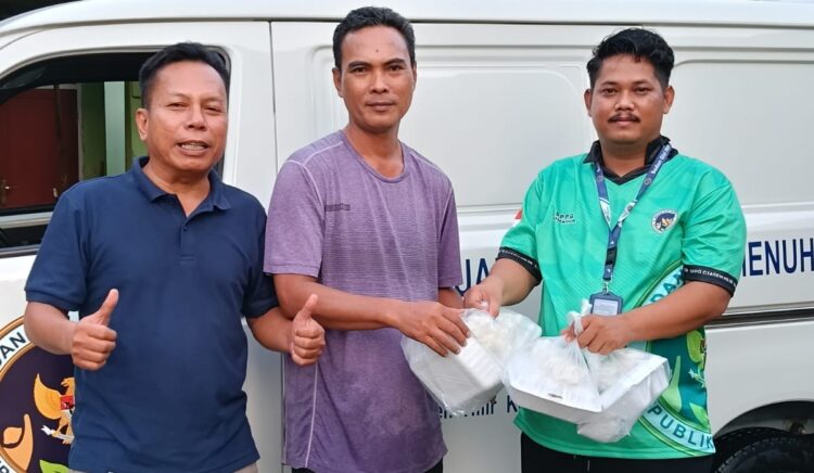 Penuhi Kebutuhan Warga Terdampak Banjir Yayasan Asmura Sanggar Waringin Desa Ciasem hilir Bagikan Nasi Kotak