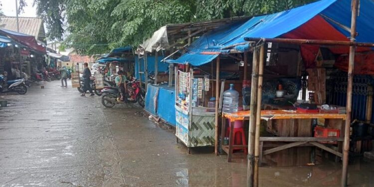 Pedagang Kaki Lima Pasar Rakyat Ciseeng Tolak di Pindahkan