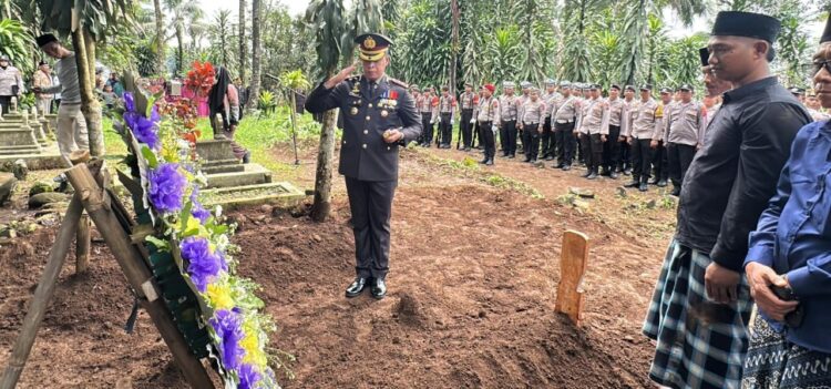 Polres Purbalingga Beri Penghormatan Terakhir Almarhum Aipda Zaeni
