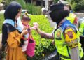 Aksi Simpatik, Patroli Polwan Polres Purbalingga Bagikan Boneka di Tempat Wisata
