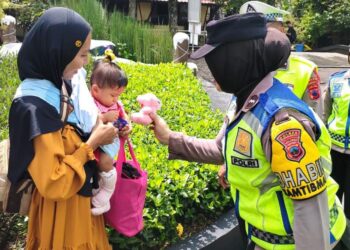 Aksi Simpatik, Patroli Polwan Polres Purbalingga Bagikan Boneka di Tempat Wisata