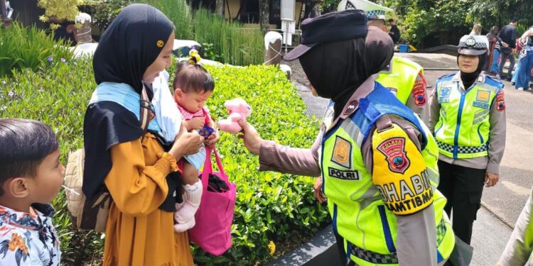 Aksi Simpatik, Patroli Polwan Polres Purbalingga Bagikan Boneka di Tempat Wisata