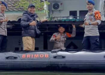 Ketua PROJO Muda Kota Tangerang Turun Langsung Bersama Tim Sar dan Personal Brimob Polda Metro Jaya Evakuasi Warga Terendam banjir