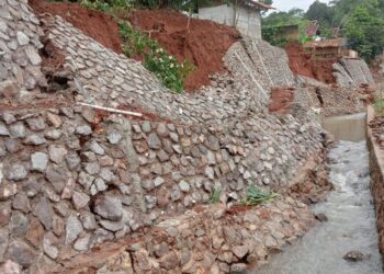 Dana SAMISADE Rp.1 M di Desa Jampang Bangun Turap, Belum Kelar Tapi Sudah Hancur, Ada Apa ?