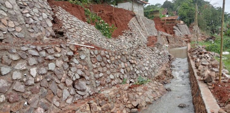 Dana SAMISADE Rp.1 M di Desa Jampang Bangun Turap, Belum Kelar Tapi Sudah Hancur, Ada Apa ?