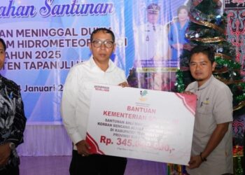 Bupati Taput Serahkan Santunan kepada Ahli Waris Korban Bencana Hidrometeorologi Tahun 2025