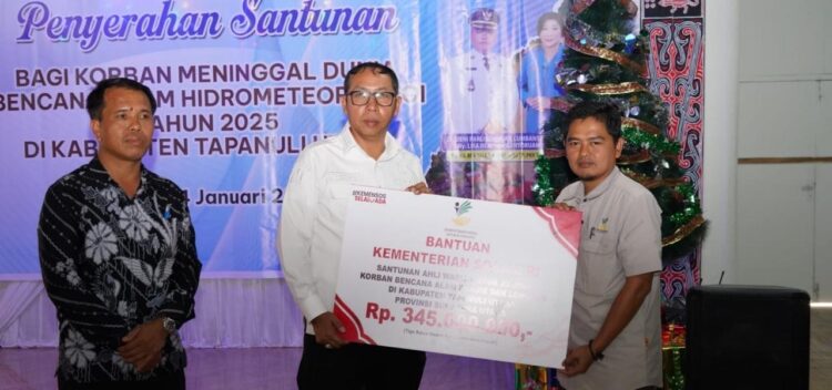 Bupati Taput Serahkan Santunan kepada Ahli Waris Korban Bencana Hidrometeorologi Tahun 2025
