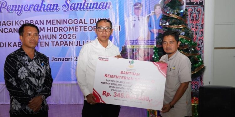 Bupati Taput Serahkan Santunan kepada Ahli Waris Korban Bencana Hidrometeorologi Tahun 2025