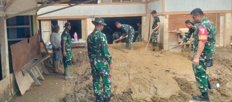 TNI Tak Pernah Berhenti: Setia Bersama Rakyat, Muara Pingai Bangkit dari Banjir Bandang