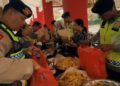 Terobos Banjir, Brimob Polda Jateng Antar Ribuan Porsi Makanan ke Warga Kota Pekalongan