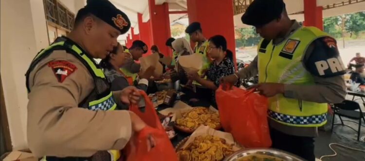 Terobos Banjir, Brimob Polda Jateng Antar Ribuan Porsi Makanan ke Warga Kota Pekalongan